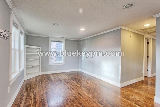 Building Photo - 2 Bed, 1 Bath Bungalow in Vancouver at 4th Plain Blvd and Franklin Ave