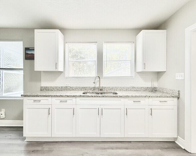 Building Photo - 3308 N Avon Ave