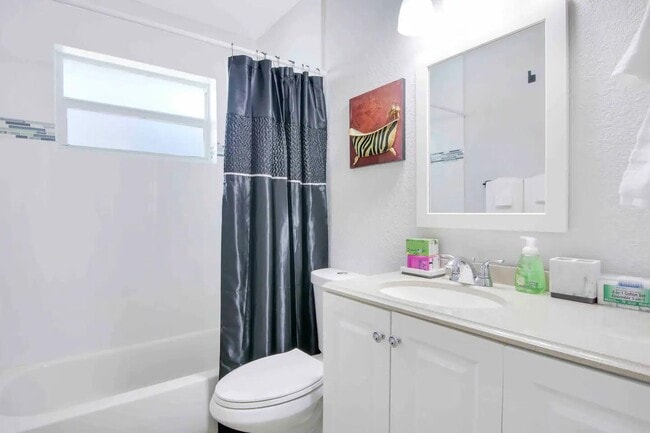 Building Photo - 19185 SE Homewood Ave