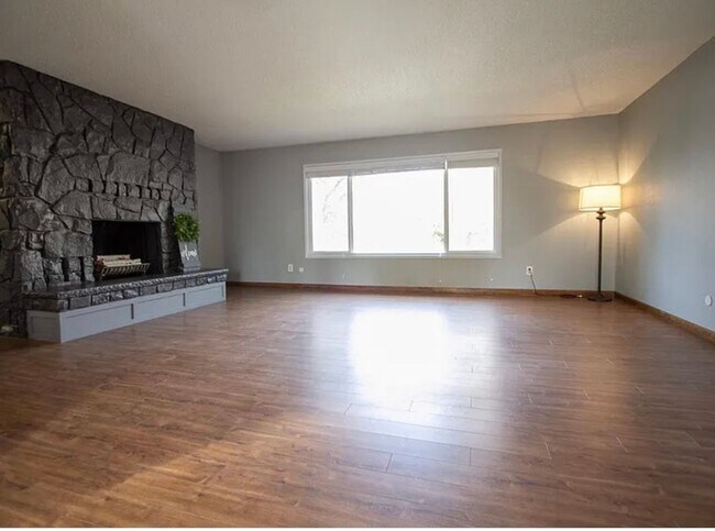 Building Photo - Spacious 4 Bed / 3 Bath Home – Great for Roommates!
