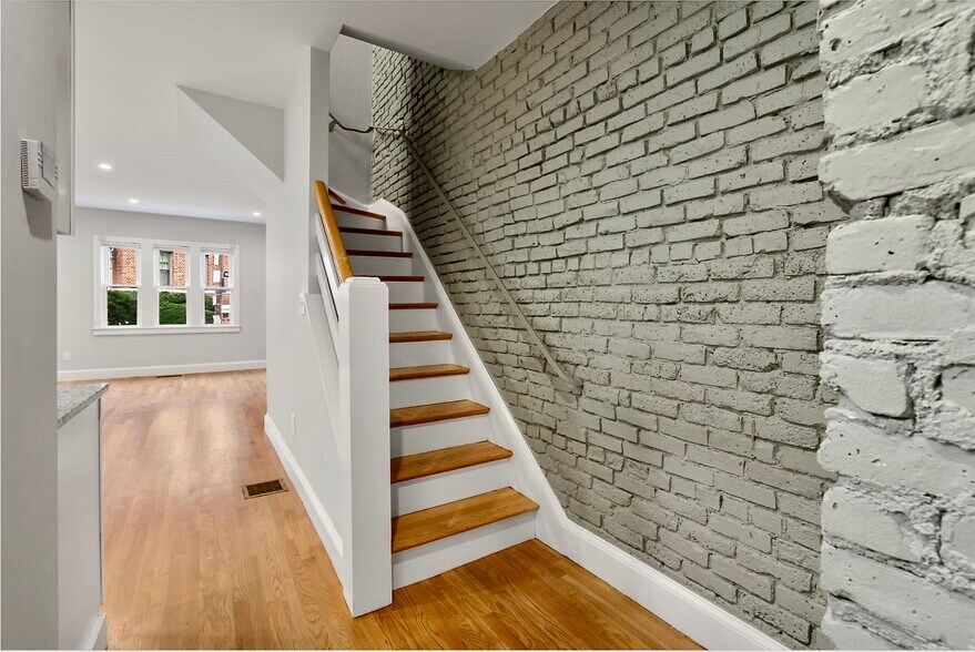Building Photo - 129 Sutherland Rd
