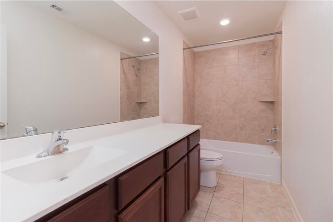 Building Photo - 15310 Albert Oak Dr