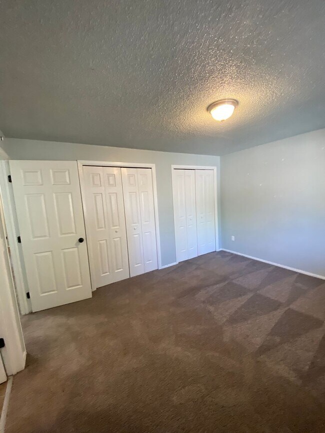 Building Photo - 3 bedroom 2 bathroom,  1 car garage, fence...