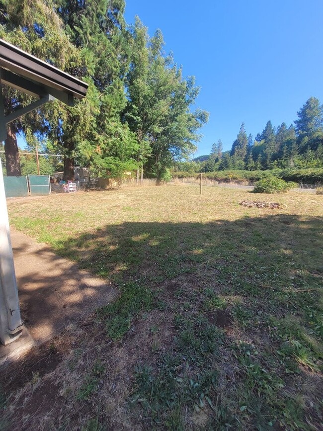 Building Photo - 3BD, 1BA Single Level home with large,  fe...