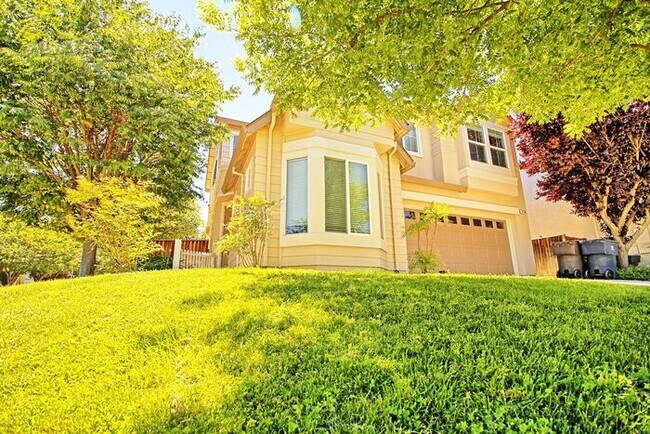 Building Photo - Lovely, Hidden Lake 4 bedroom, 2.5 bathroo...