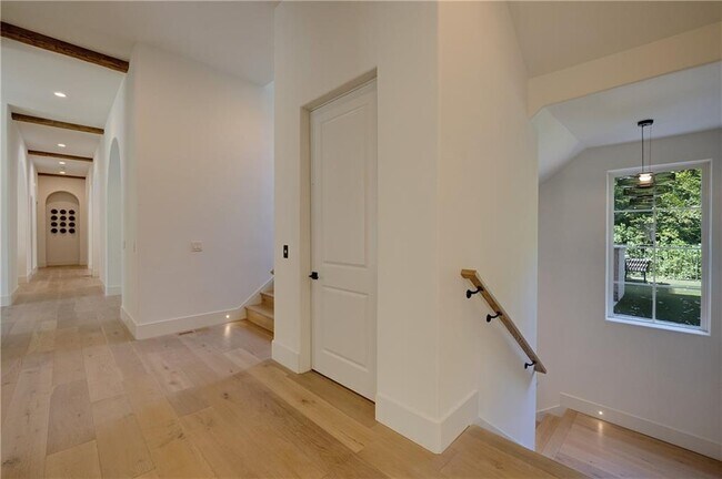 Building Photo - 3570 Knollwood Dr NW