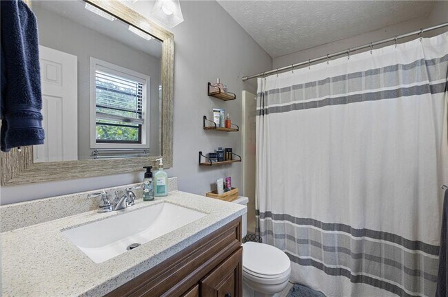 Building Photo - 2076 Lake Ridge Terrace