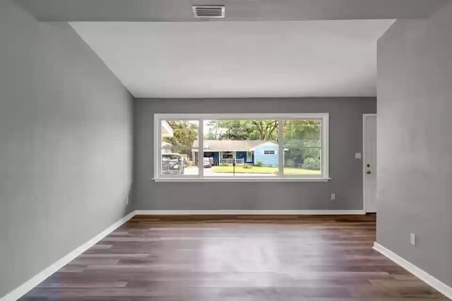 Building Photo - 360 Chicago Ave