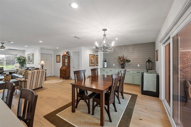 Building Photo - 1615 Maux Dr