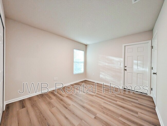 Building Photo - 2811 Myrtle Ave N
