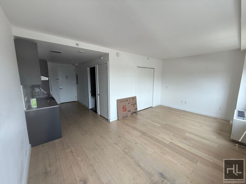 Building Photo - Beautiful Studio Apartment In Flushing! $2...