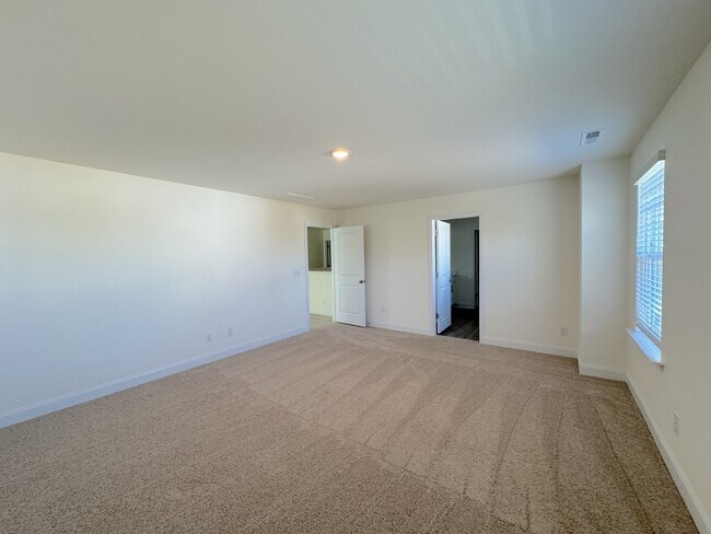 Building Photo - 282 Creekhaven Dr