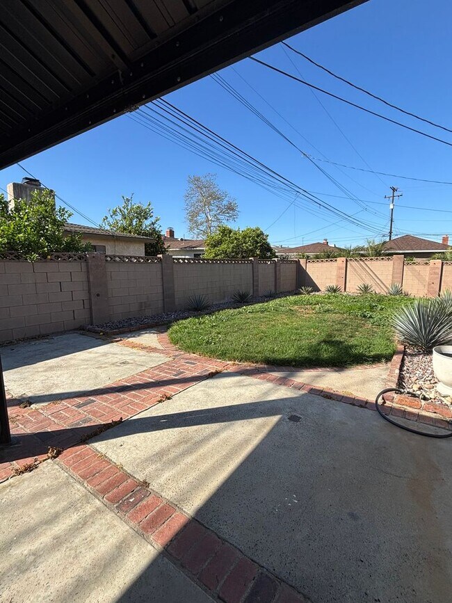 Building Photo - Spacious 3-Bedroom Home with Backyard & 2-Car Garage in Lakewood