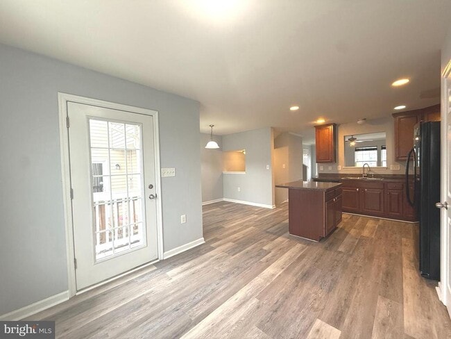 Building Photo - 15 Wayside Ct
