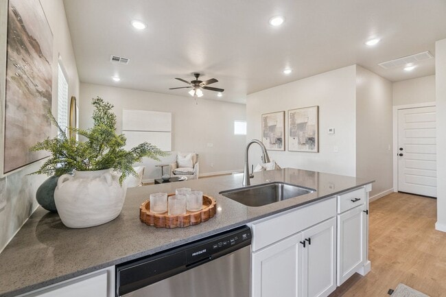 Building Photo - **New tenant incentive! Receive ($1200 CREDIT) applied to 2nd month's rent! Don’t miss your chanc...