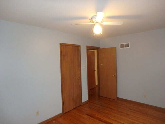 Building Photo - 2300 N Semon Rd