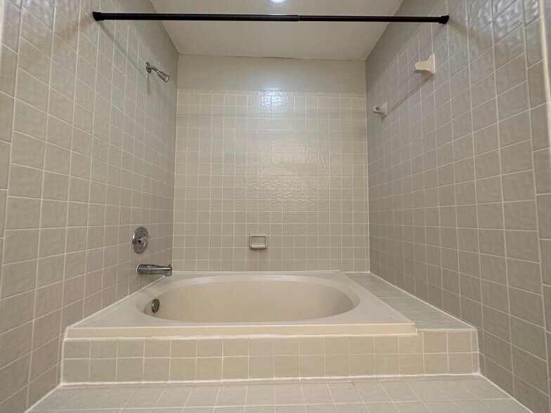 Master tub/shower - 6016 NW 91st Way