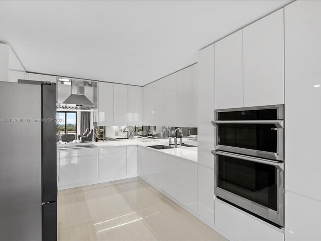 Building Photo - 8877 Collins Ave