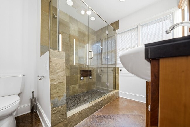 Building Photo - Three bedroom and Two Bathroom home in Portland Heights! Gourmet Kitchen and incredible natural L...