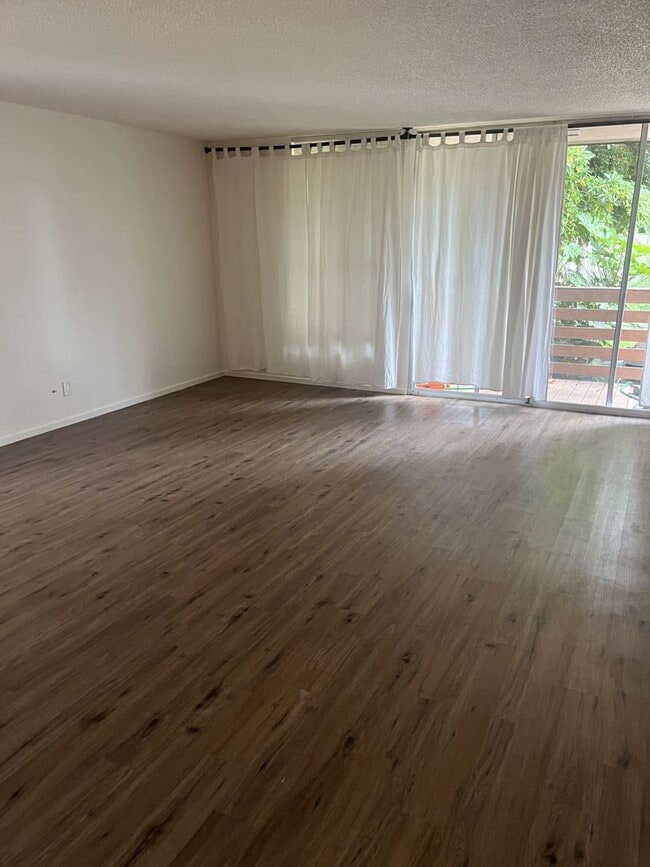 Building Photo - 2 Bedroom/ 2 Bath Condo with Community Pool