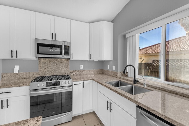 Building Photo - 44295 Las Vistas Dr