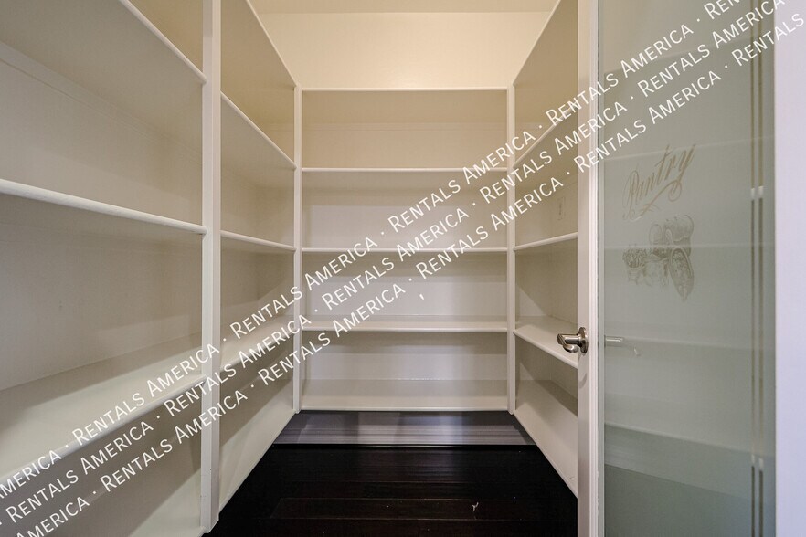 Building Photo - 613 W San Carlos Way