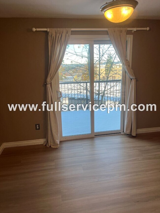 Building Photo - Large condo w/ sauna