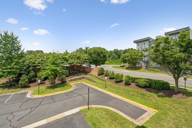 Building Photo - Beautiful End-Unit Townhome-Style Condo Ne...