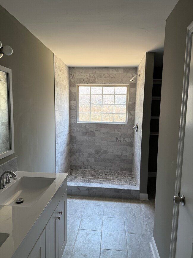 Building Photo - 2400 Glenmore Ct SW