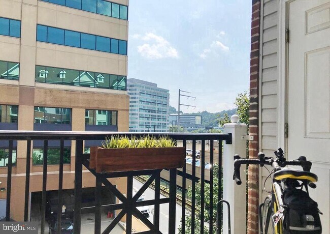 Building Photo - 200 W Elm St