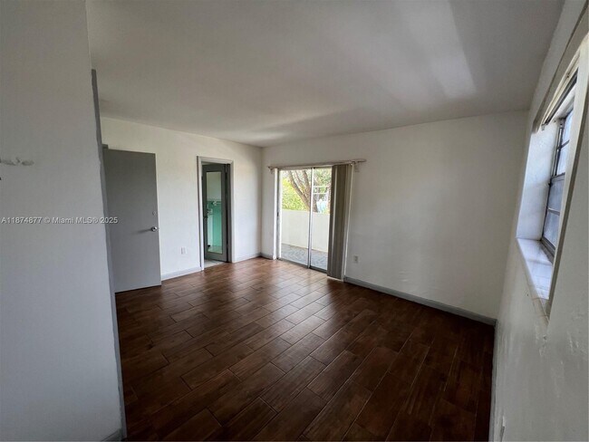 Building Photo - 465 S Royal Poinciana Blvd