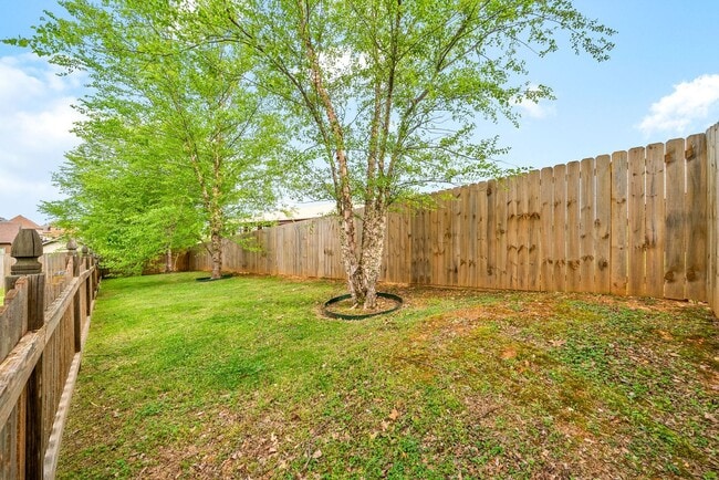 Building Photo - Spacious 4-Bedroom Home with Dual Living A...