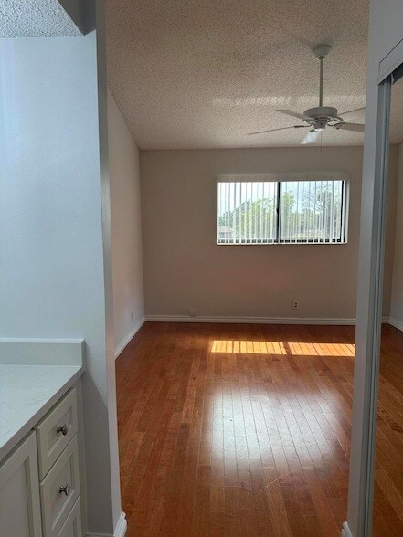 Building Photo - 21 Via de Casas Sur Via