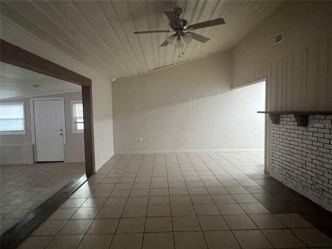 Building Photo - 1568 NE 10th St