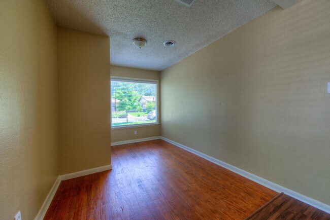 Building Photo - UT PRE-LEASE: 4 bed/2 bath North Campus home for pre-Lease. Features wood floors and many updates
