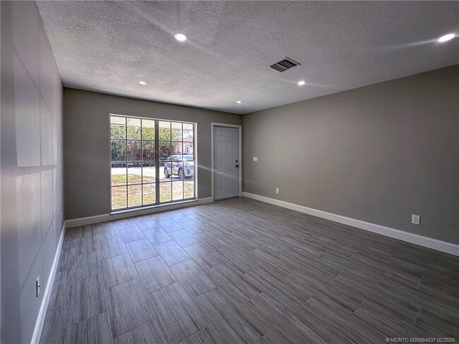 Building Photo - 315 SE Norfolk Blvd