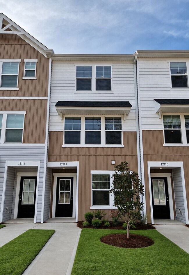 Building Photo - 3-Bedroom, 3.5 Bath Townhome for Rent in Mooresville, NC | Attached Garage & Modern Kitchen