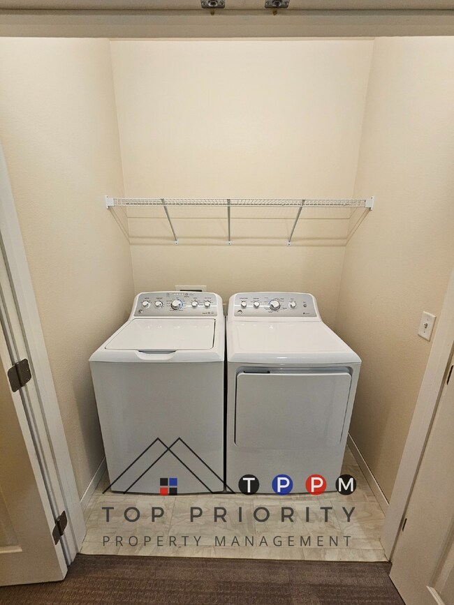 Building Photo - 2 Bedroom | 1 Bathroom Apartment in Cedar ...