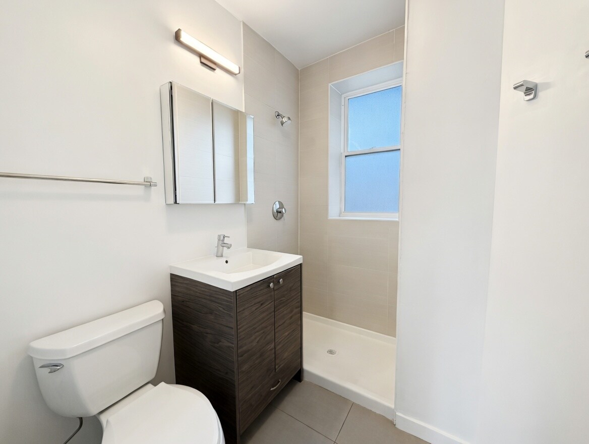 Building Photo - 1704 W Glenlake Ave