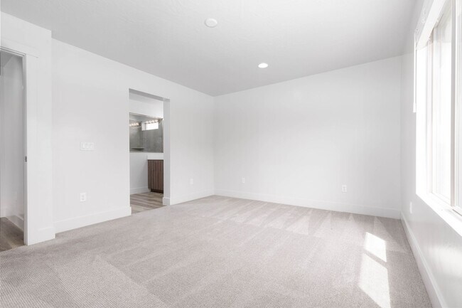 Building Photo - 4 bed | 2.5 bath | 2 car in Desert Canyons