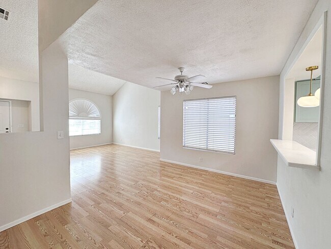Building Photo - 4 BEDROOM 2.5 BATH HOME