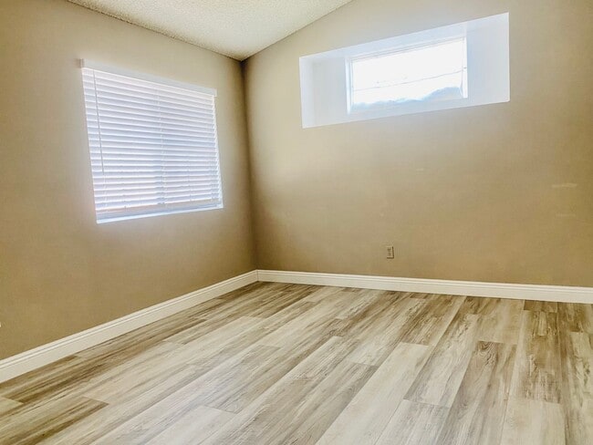 Building Photo - Calabasas Two-Story 4b/3b Beautifully & Mo...