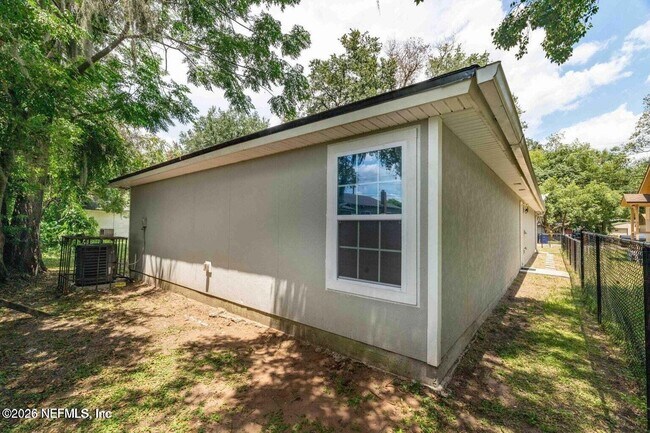 Building Photo - 9124 Adams Ave