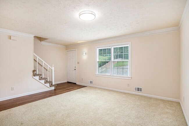 Building Photo - Spacious 3BR/2.5BA Townhouse in the Heart ...