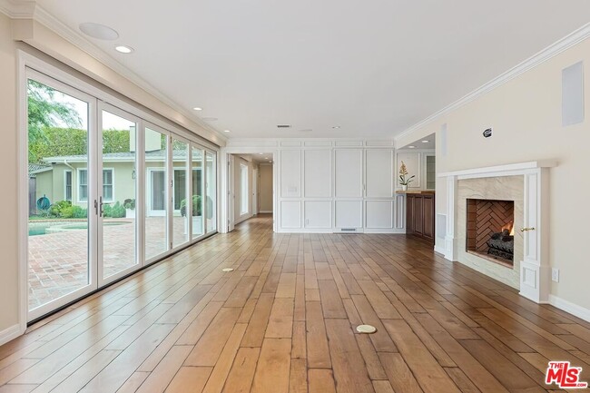Building Photo - 4211 W Toluca Lake Ln