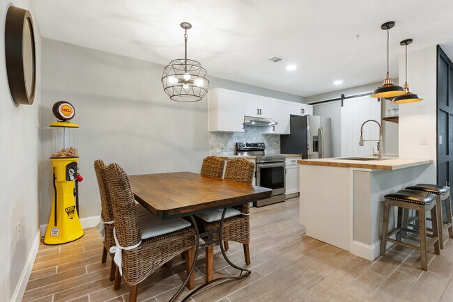 Building Photo - 7424 Vista Way