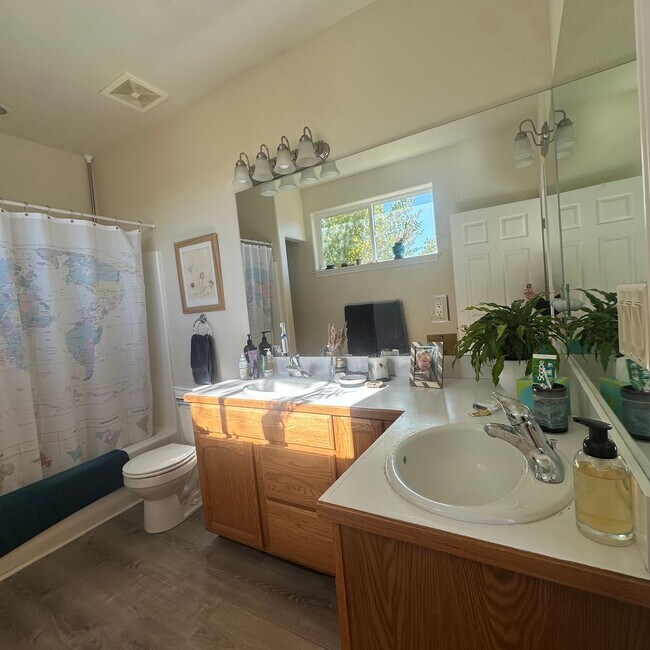 Building Photo - Spacious  3 bedroom 2.5 bathroom townhouse