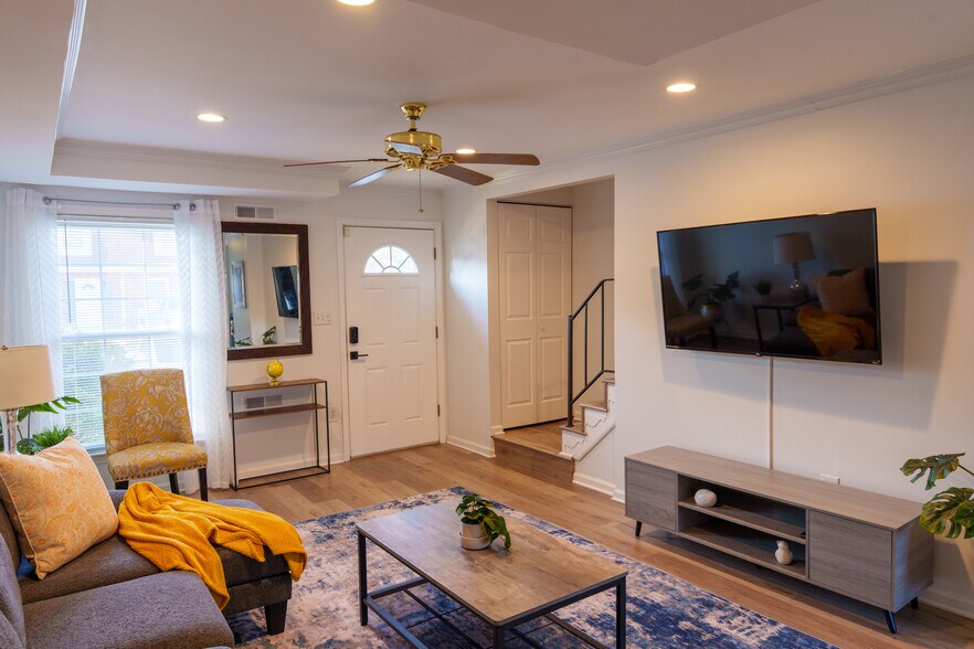 Building Photo - 8439 Pioneer Dr