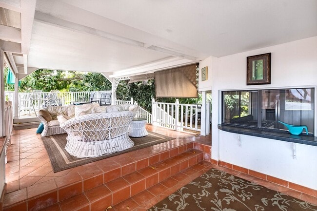 Building Photo - Charming 2BR/1BA Home with Stunning Ocean ...