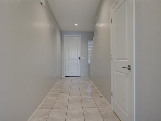 Building Photo - 3 Bedroom 2.5 Bathroom